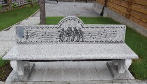 مقعد حجري في مدخل متحف كارول شيمانوفسكي