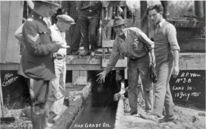 النفط متدفقا من إحدى اًبار الشركة البريطانية بتاريخ يوليو1925 ٓ