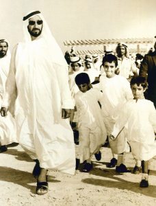 الشيخ زايد مع أبنائه الشيخ محمد )في الوسط( والشيخ حمدان يميناً والشيخ هزاع يساراً 1970