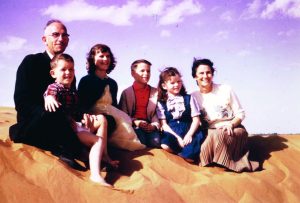 الدكتور كينيدي مع أسرته على رمال الصحراء