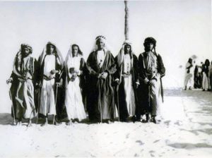 أحمد بن خلف العتيبة وأنجاله وأحمد بن حبتور في صورة تعود إلى 1939
