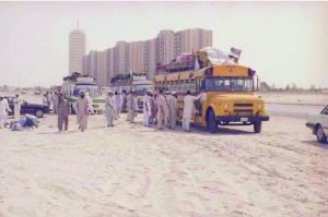 حافلات في شارع الشيخ زايد متجهة إلى مكة المكرمة في العام 1986