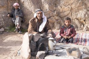 عائلة بدوية من أب وابنين في الصحراء بشبه جزيرة سيناء