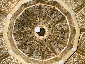 الصورة (27 ):الجامع الكبير بفاس الجديد، زخارف القبة المعرَّقة بجوف الثريا الكبرى