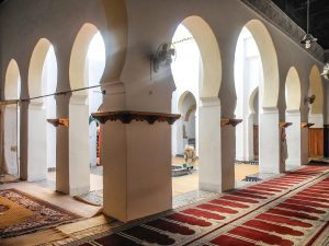 الصورة (30): مسجد أبو الحسن، بيت الصلاة والأروقة الجانبية حول الصحن