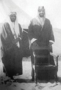 الملك عبدالعزيز مع أمين الريحاني في العقير 1922