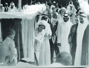 الشيخ راشد والملكة إليزابيث لدى افتتاح المبنى الجديد لبلدية دبي خلال زيارتها للبلاد في العام 1979